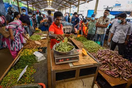 Người dân mua thực phẩm tại một khu chợ ở Colombo, Sri Lanka. (Ảnh: AFP/ TTXVN)