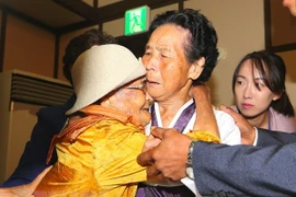 Cụ Kang Jung-ok (trái), 100 tuổi, sống ở Hàn Quốc gặp lại em gái Kang Jong Hwa (giữa), 85 tuổi, sống ở Triều Tiên tại cuộc đoàn tụ gia đình ly tán ở núi Kumgang năm 2018. (Ảnh: AFP/TTXVN)