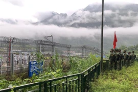 Hai bên trao đổi, thống nhất các nội dung trước khi tuần tra. (Ảnh: Minh Tâm/TTXVN)