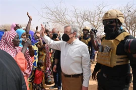 Tổng Thư ký LHQ Antonio Guterres (giữa) thăm trại tị nạn ở Ouallam, Niger ngày 3/5/2022. (Ảnh: AFP/TTXVN)