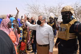 Tổng Thư ký LHQ Antonio Guterres (giữa) thăm trại tị nạn ở Ouallam, Niger ngày 3/5/2022. (Ảnh: AFP/TTXVN)
