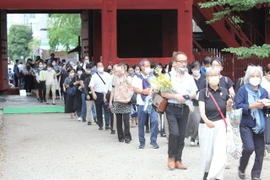Người dân đến viếng tại lễ tang cố Thủ tướng Nhật Bản Abe Shinzo ngày 12/7. (Ảnh: Đào Thanh Tùng/TTXVN)
