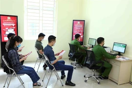 Người dân đến làm thủ tục đăng ký tài khoản định danh điện tử tại Nhà văn hóa Tổ dân phố số 1, phường Dịch Vọng Hậu, Cầu Giấy, Hà Nội. (Ảnh: Phạm Kiên/TTXVN)
