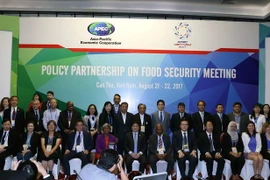 Các đại biểu tham dự phiên họp chụp ảnh chung. (Ảnh: Vũ Sinh/TTXVN)