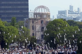 Lễ tưởng niệm 71 năm ngày Mỹ ném bom nguyên tử xuống thành phố trong Chiến tranh Thế giới II tại Công viên tưởng niệm Hòa bình, thành phố Hiroshima, Nhật Bản. (Ảnh: THX/TTXVN)