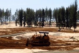 San ủi mặt bằng trong rừng phòng hộ để làm sân golf. (Ảnh: Thế Lập/TTXVN)