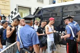 Cảnh sát kiểm tra an ninh tại Quảng trường San Carlos. (Ảnh: EPA/TTXVN)