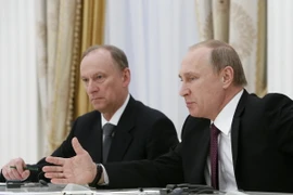 Thư ký Hội đồng An ninh Nga Nikolai Patrushev (trái) và Tổng thống Nga Vladimir Putin (phải). (Ảnh: AFP/TTXVN)