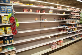 Quầy hàng trống rỗng do người dân đổ xô mua sắm hàng hóa thiết yếu trước khi bão Irma đổ bộ tại Hallandale, Florida, Mỹ ngày 6/9 vừa qua. (Ảnh: AFP/TTXVN)