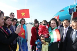 Quang cảnh lễ đón Chủ tịch Quốc hội Nguyễn Thị Kim Ngân tại sân bay quốc tế Budapest. (Ảnh: Trọng Đức/TTXVN)