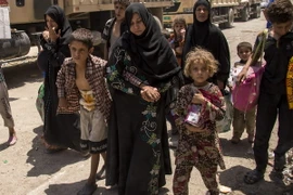 Người dân Iraq quay trở về Mosul sau khi quân đội Chính phủ giành quyền kiểm soát thành phố này từ tay IS ngày 8/ vừa qua. (Ảnh: AFP/TTXVN)
