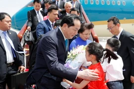 Thiếu nhi thủ đô Bắc Kinh chào đón Chủ tịch nước Trần Đại Quang và Phu nhân tại Sân bay Quốc tế Bắc Kinh. (Ảnh: Nhan Sáng/TTXVN)