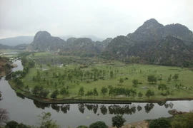 Tiên Sơn là hang động thuộc dãy núi Kim Sơn, cách động Kim Sơn 1km. (Nguồn: thanhnhaho.vn)