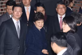 Bà Park Geun-hye (giữa) về tới nhà riêng ở Seoul sau khi rời Phủ Tổng thống ngày 12/3 vừa qua. (Ảnh: THX/TTXVN)