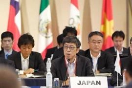 Trưởng đoàn đàm phán Nhật Bản Kazuyoshi Umemoto (giữa) phát biểu tại Hội nghị. (Ảnh: Kyodo/TTXVN)