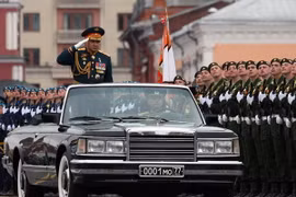 Bộ trưởng Quốc phòng Nga Sergei Shoigu duyệt đội hình Các lực lượng vũ trang tham gia lễ diễu binh diễu hành kỷ niệm 72 năm Ngày Chiến thắng, tại Moskva ngày 9/5 vừa qua. (Ảnh: AFP/TTXVN)