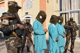 Lực lượng an ninh Afghanistan bắt giữ các tay súng Taliban trong chiến dịch truy quét khủng bố ở Jalalabad ngày 20/12/2016. (Ảnh: EPA/TTXVN)
