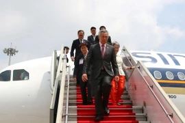 Thủ tướng Singapore Lý Hiển Long cùng Phu nhân đến sân bay Tân Sơn Nhất, Thành phố Hồ Chí Minh. (Ảnh: Thanh Vũ/TTXVN)