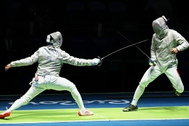 Kiếm thủ Vũ Thành An - bên phải. (Ảnh: EPA/TTXVN)