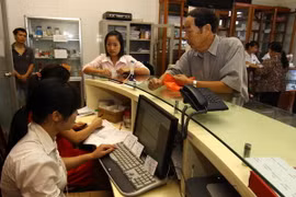 Nhân viên y tế làm thủ tục khám bệnh cho bệnh nhân theo quy trình dự án "Xây dựng mô hình khám chữa bệnh và quản lý bệnh án điện tử.” (Ảnh: Vũ Sinh/TTXVN)