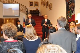 Chủ tịch Nhóm nghị sỹ hữu nghị châu Âu Jan Zahradil phát biểu tại cuộc gặp mặt. (Ảnh: Kim Chung/Vietnam+)