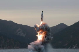 Tên lửa đạn đạo được phóng lên từ tàu ngầm tại một vị trí bí mật ở Triều Tiên. (Ảnh: EPA/TTXVN)