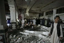 Quang cảnh đổ nát tại hiện trường vụ tấn công nhà thờ Hồi giáo ở Herat ngày 1/8. (Ảnh: EPA/TTXVN)