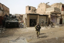 Các lực lượng Iraq tiến vào Thành cổ ở Mosul trong chiến dịch giành lại quyền kiểm soát thành phố này từ phiến quân IS ngày 19/3 vừa qua. (Ảnh: AFP/TTXVN)