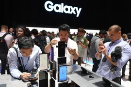 Khách hàng thử nghiệm điện thoại Galaxy Note 8 của Samsung tại New York, Mỹ ngày 23/8 vừa qua. (Ảnh: AFP/TTXVN)