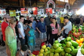 Du khách quốc tế tham quan, mua sắm tại chợ Bến Thành, TP Hồ Chí Minh. (Ảnh: An Hiếu/TTXVN)