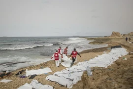 Thi thể người di cư thiệt mạng sau một vụ thuyền bị đắm ngoài khơi bờ biển. (Ảnh: EPA/TTXVN)