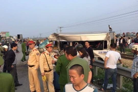 Hiện trường vụ tai nạn chiều 4/2 tại đường ngang dân sinh ở Km 98+812 trên đường sắt Bắc-Nam thuộc địa bàn huyện Vụ Bản, tỉnh Nam Định. (Ảnh: Văn Đạt/TTXVN)