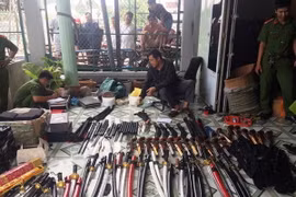 Số vũ khí, đao kiếm, công cụ hỗ trợ tạm giữ tại nhà đối tượng Dương Hoàng Chân. (Ảnh: Lê Đức Hoảnh/TTXVN)
