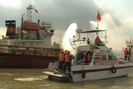 Lực lượng cứu hóa tham gia chữa cháy tại hiện trường. (Ảnh: TTXVN phát)