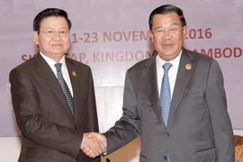 Thủ tướng Chính phủ Hoàng gia Campuchia Samdech Hun Sen và Thủ tướng ​​Cộng hòa Dân chủ Nhân dân Lào Thongloun Sisoulith. (Nguồn: akp.gov)