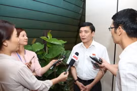 Chủ tịch Tổng liên đoàn lao động Việt Nam Bùi Văn Cường, Đại biểu Quốc hội tỉnh Gia Lai trả lời phỏng vấn báo chí bên hành lang Quốc hội. (Ảnh: Doãn Tấn/TTXVN)