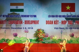 Tiết mục văn nghệ của đoàn Kailash Abhimanika của Ấn Độ. (Ảnh: Doãn Đức/Vietnam+)