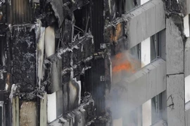 Tòa chung cư Grenfell Tower bị thiêu rụi trong vụ cháy. (Ảnh: AFP/TTXVN)