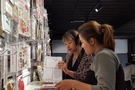 Các bạn trẻ tìm hiểu cơ hội tại không gian sáng tạo. (Ảnh: Kim Anh/TTXVN)
