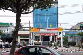  Lực lượng chức năng phong tỏa hiện trường vụ cướp. (Ảnh: TTXVN phát)