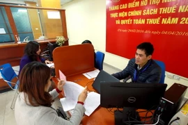 Tư vấn cho người nộp thuế thực hiện chính sách thuế năm 2016 tại Cục Thuế Hà Nội. (Ảnh: Hoàng Hùng/TTXVN)