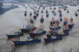 Tàu cá Trung Quốc rời cảng Shipu ở Ninh Ba, tỉnh Chiết Giang để ra khơi trên Biển Hoa Đông. (Ảnh: Getty Images/TTXVN)