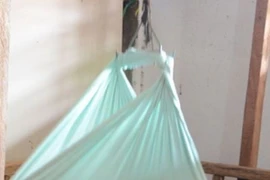 Chiếc võng mà em bé bị ngã và tử vong. (Nguồn: Thestar.com.my) 