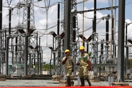 Công nhân Công ty Truyền tải Điện 4 (EVN NPT) vận hành trạm biến áp 500kV Nhà Bè. (Ảnh: Ngọc Hà/TTXVN)