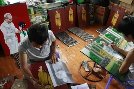 Sản xuất sản phẩm sơn mài tại cơ sở sản xuất Ánh Thái, cụm làng nghề sơn mài Hạ Thái, xã Duyên Thái, huyện Thường Tín. (Ảnh: Trọng Đạt/TTXVN)