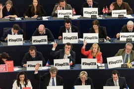 Toàn cảnh phiên bỏ phiếu về CETA của Nghị viện châu Âu ở Strasbourg (Pháp) ngày 15/2. (Ảnh: EPA/TTXVN)