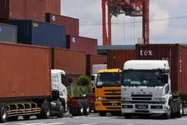 Vận chuyển hàng hóa tại cảng ở Tokyo, Nhật Bản ngày 18/5 vừa qua. (Ảnh: AFP/TTXVN)