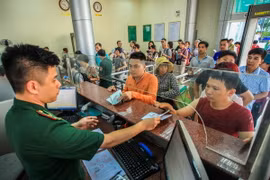 Khách du lịch qua cửa khẩu Móng Cái. (Ảnh: Trọng Đạt/TTXVN)