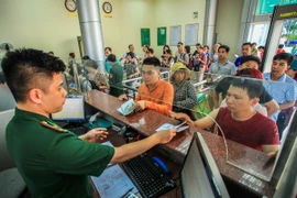 Khách du lịch qua cửa khẩu Móng Cái. (Ảnh: Trọng Đạt/TTXVN)