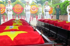 Lễ truy điệu và an táng hài cốt liệt sỹ Việt Nam hy sinh tại Lào. (Ảnh: Quốc Việt/TTXVN)